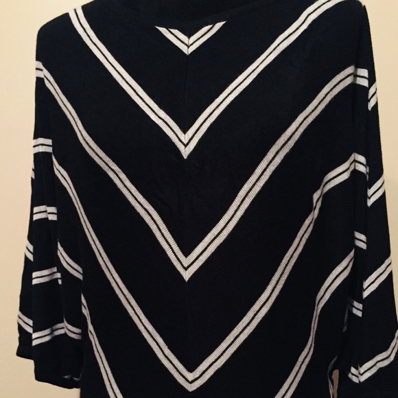 Beautiful Black & White Dolman Batwing Sleeve Sweater Sz Med EUC - Picture 4 of 9